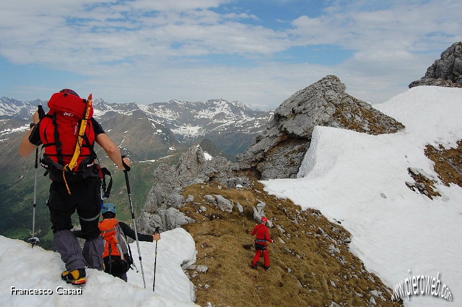 13 Partono verso la cima Mengol.jpg